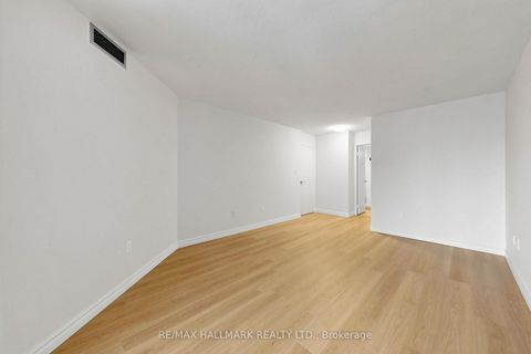 Photo 15 at 911 - 10 Kenneth Avenue, Willowdale East, Toronto