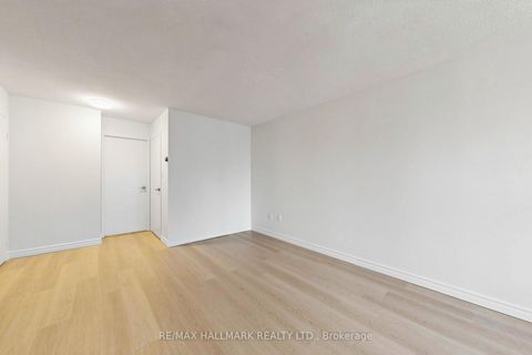 Photo 16 at 911 - 10 Kenneth Avenue, Willowdale East, Toronto