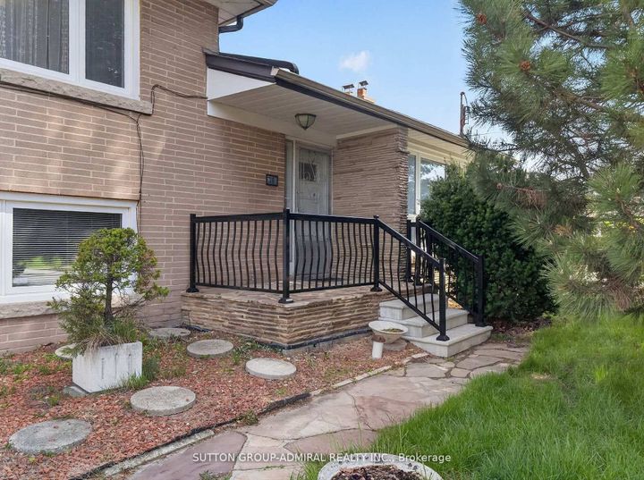Photo 2 at 30 Foxwarren Drive, Bayview Village, Toronto