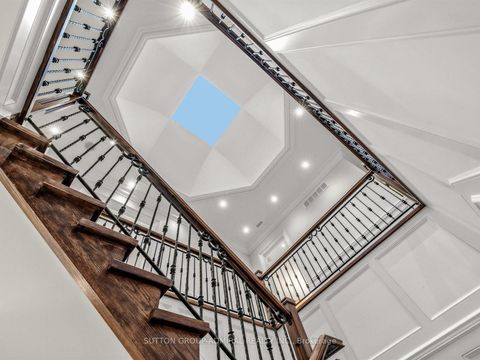 Photo 4 at 5 Lloydminster Crescent, Newtonbrook East, Toronto