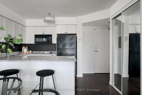 Photo 14 at 621 - 1000 King Street W, Niagara, Toronto