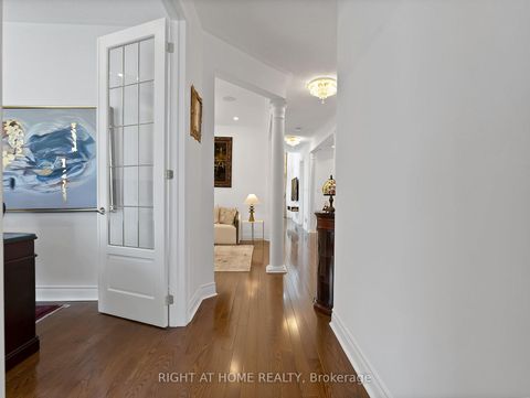Photo 4 at 8 Yemina Gate, Patterson, Vaughan