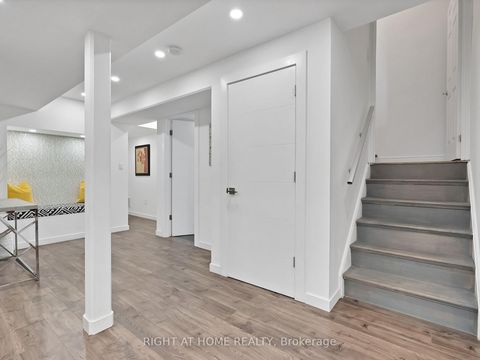 Photo 33 at 8 Yemina Gate, Patterson, Vaughan