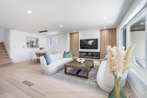 Photo 5 at 18 Torrington Drive, West Deane, Toronto