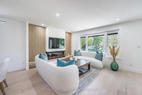 Photo 6 at 18 Torrington Drive, West Deane, Toronto
