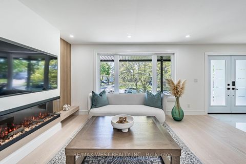 Photo 7 at 18 Torrington Drive, West Deane, Toronto