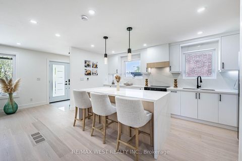 Photo 10 at 18 Torrington Drive, West Deane, Toronto