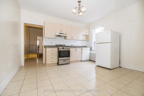 Photo 25 at 404 Manning Avenue, Little Italy, Toronto