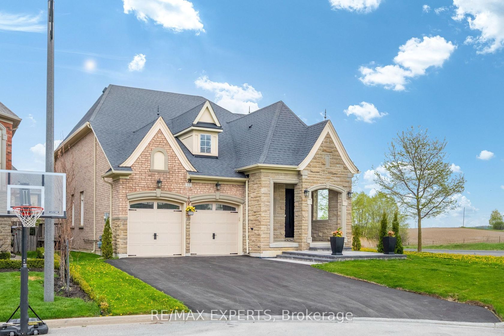 12 Valley Point Crescent, King City, King photo 4