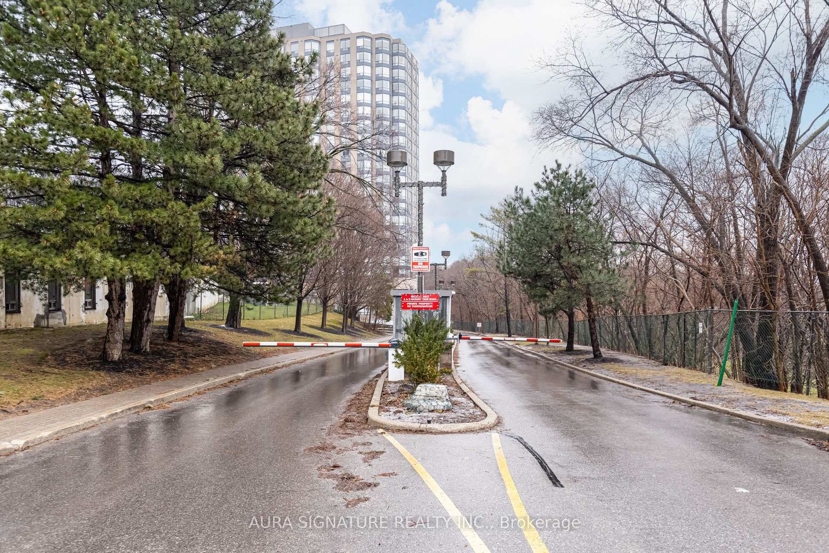1010 - 3 Hickory Tree Drive, Weston, Toronto photo number 2