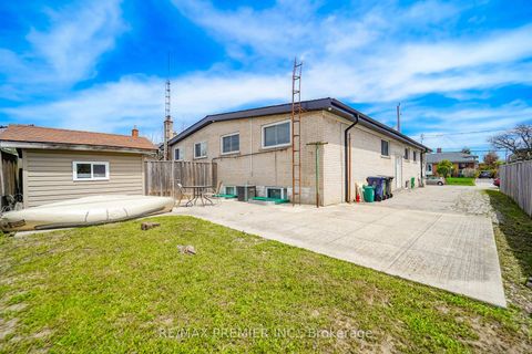 Photo 40 at 14 Yatescastle Drive, Jane Heights, Toronto