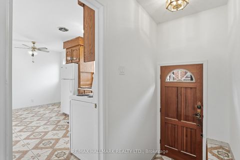 Photo 2 at 54 Gotham Court, Amesbury, Toronto