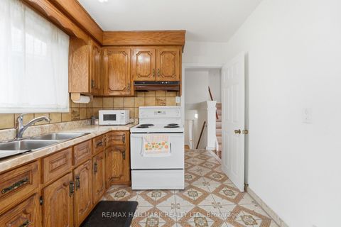 Photo 8 at 54 Gotham Court, Amesbury, Toronto