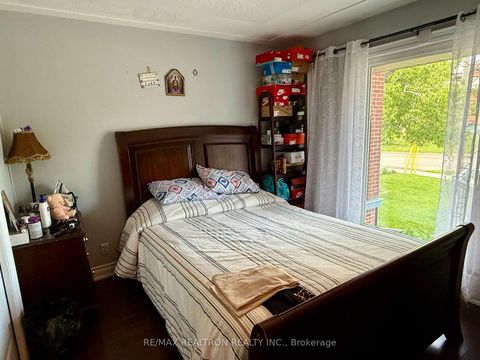 Photo 3 at 132 Brookhaven Drive, Amesbury, Toronto