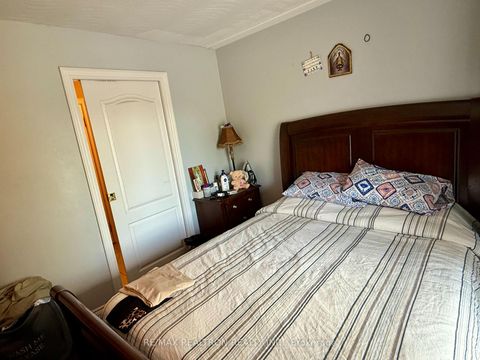 Photo 4 at 132 Brookhaven Drive, Amesbury, Toronto