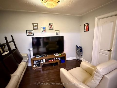 Photo 8 at 132 Brookhaven Drive, Amesbury, Toronto