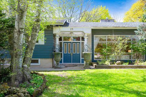 Photo 2 at 25 Vernham Court, Windfields, Toronto