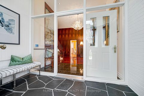 Photo 3 at 25 Vernham Court, Windfields, Toronto