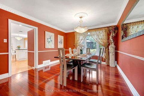 Photo 14 at 25 Vernham Court, Windfields, Toronto