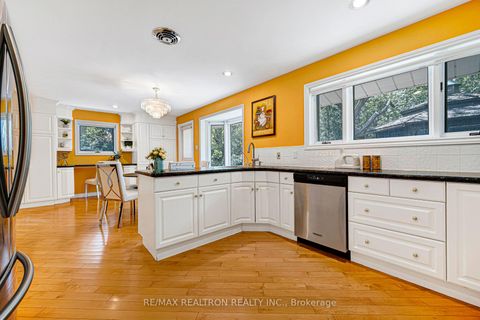 Photo 16 at 25 Vernham Court, Windfields, Toronto
