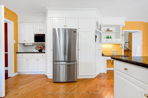 Photo 19 at 25 Vernham Court, Windfields, Toronto