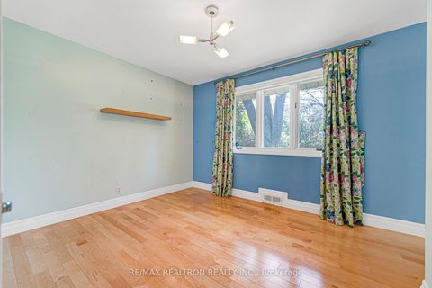 Photo 33 at 25 Vernham Court, Windfields, Toronto
