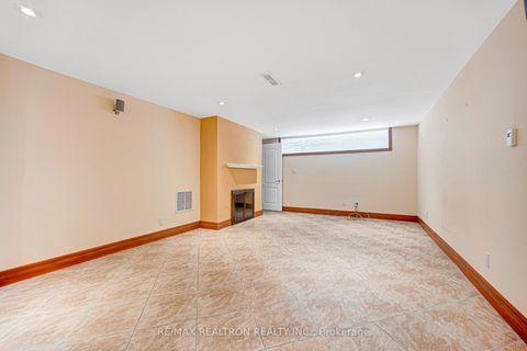 Photo 36 at 25 Vernham Court, Windfields, Toronto