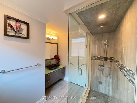 Photo 11 at 7 Love Run Road, Vellore Village, Vaughan