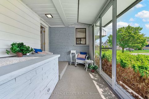 Photo 2 at 8 Wallbridge Court, Willowdale West, Toronto