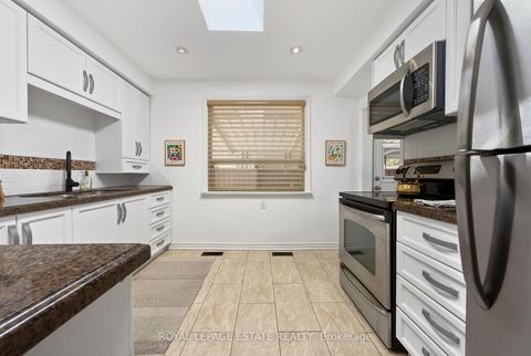 Photo 17 at 8 Wallbridge Court, Willowdale West, Toronto