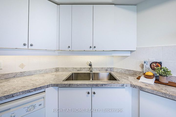 Photo 22 at 512 - 2 Rean Drive, Bayview Village, Toronto