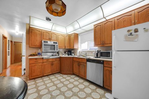 Photo 10 at 22 Hamptonbrook Drive, Richview, Toronto