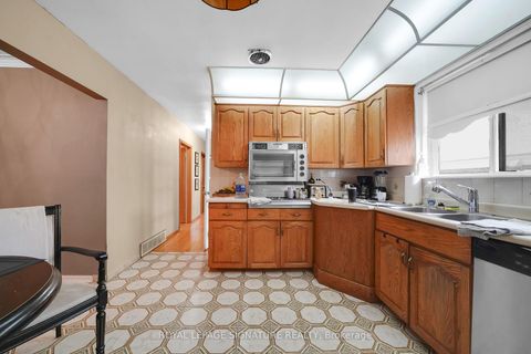 Photo 11 at 22 Hamptonbrook Drive, Richview, Toronto