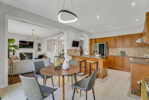 Photo 17 at 92 Estrella Crescent S, Jefferson, Richmond Hill
