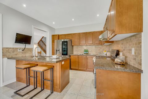 Photo 18 at 92 Estrella Crescent S, Jefferson, Richmond Hill