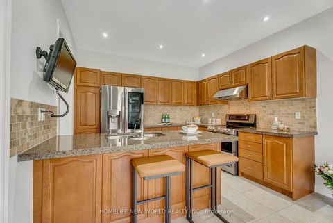 Photo 19 at 92 Estrella Crescent S, Jefferson, Richmond Hill