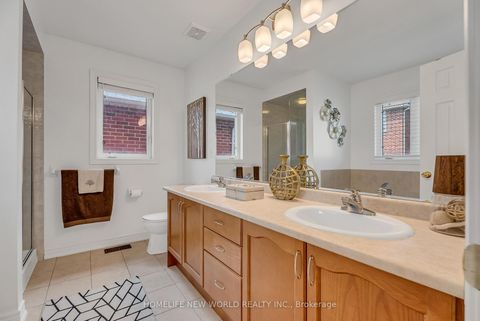 Photo 30 at 92 Estrella Crescent S, Jefferson, Richmond Hill
