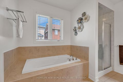 Photo 31 at 92 Estrella Crescent S, Jefferson, Richmond Hill