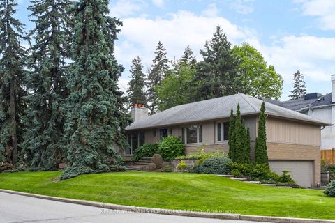Photo 2 at 29 Winlock Park, Newtonbrook East, Toronto