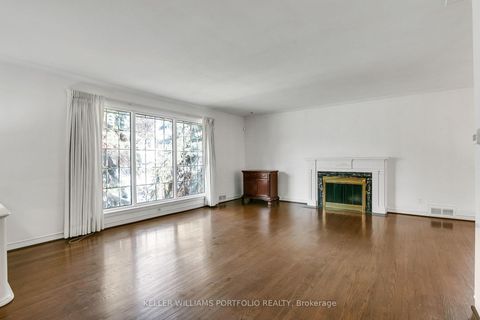 Photo 3 at 29 Winlock Park, Newtonbrook East, Toronto