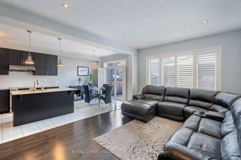 Photo 6 at 11 Cranbrook Crescent, Kleinburg, Vaughan