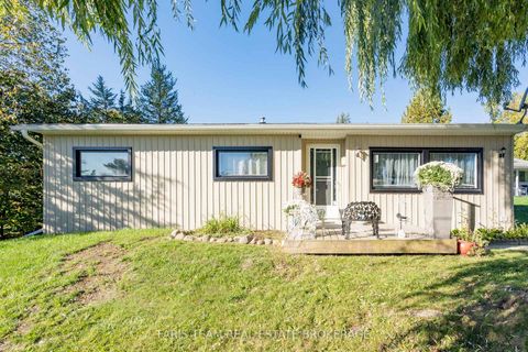 Photo 1 at 21 Hawthorne Drive, Rural Innisfil, Innisfil
