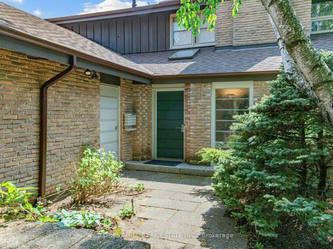 Photo 2 at 43 Beaverhall Drive, Windfields, Toronto