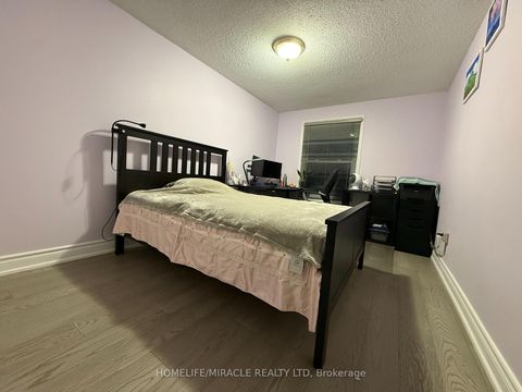 Photo 11 at 163 Mabley Crescent, Lakeview Estates, Vaughan