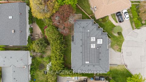 Photo 2 at 8 Frivick Court, Newtonbrook East, Toronto