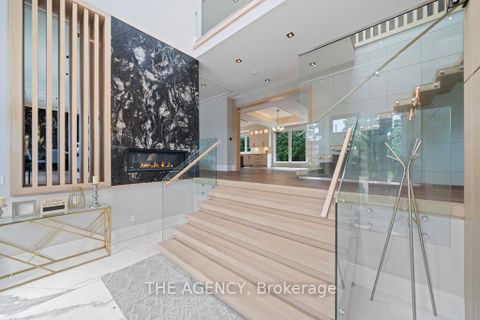 Photo 3 at 8 Frivick Court, Newtonbrook East, Toronto