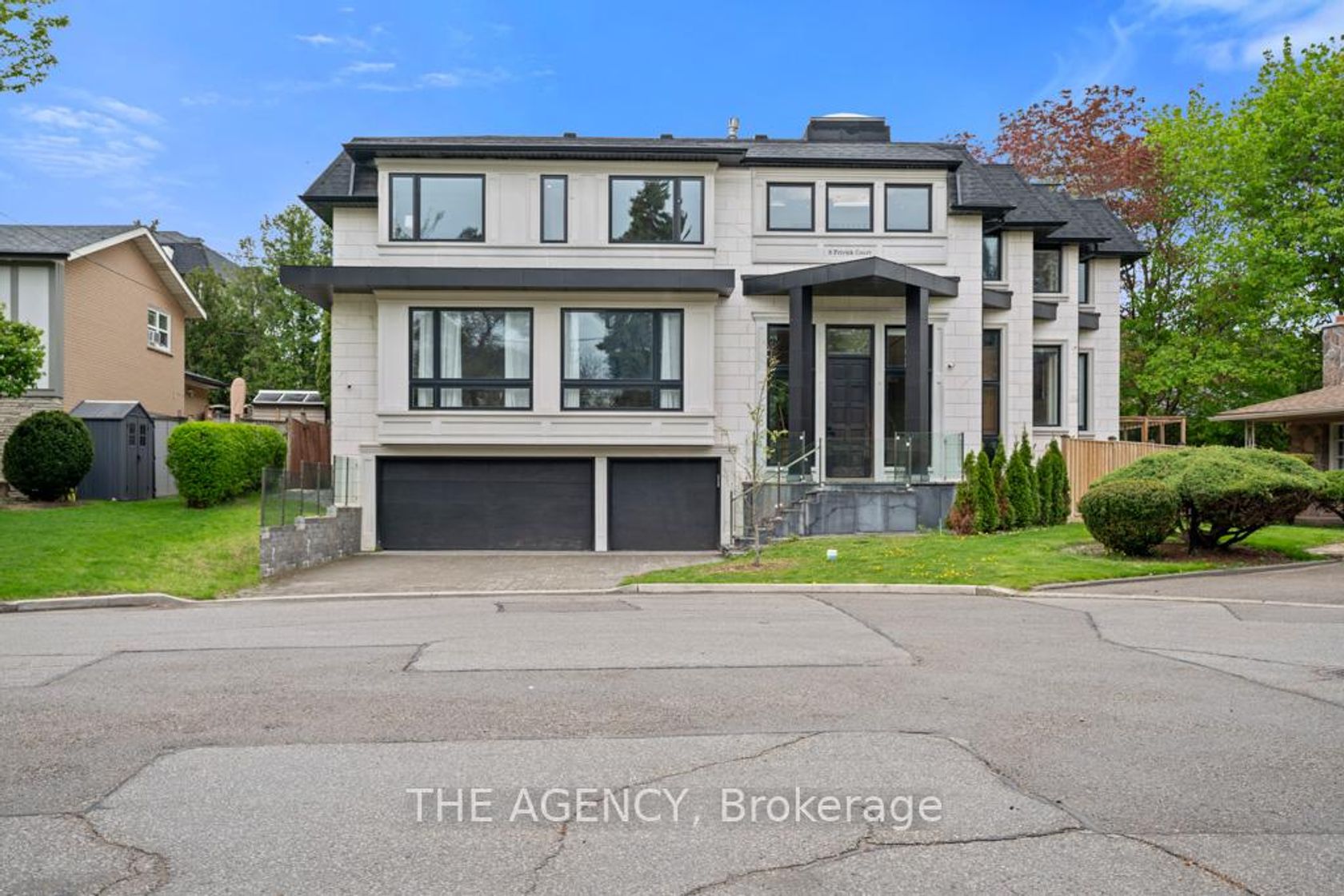8 Frivick Court, Newtonbrook East, Toronto photo 3