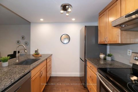 Photo 4 at 320 - 711 Bay Street, Bay Street Corridor, Toronto