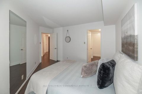 Photo 13 at 320 - 711 Bay Street, Bay Street Corridor, Toronto