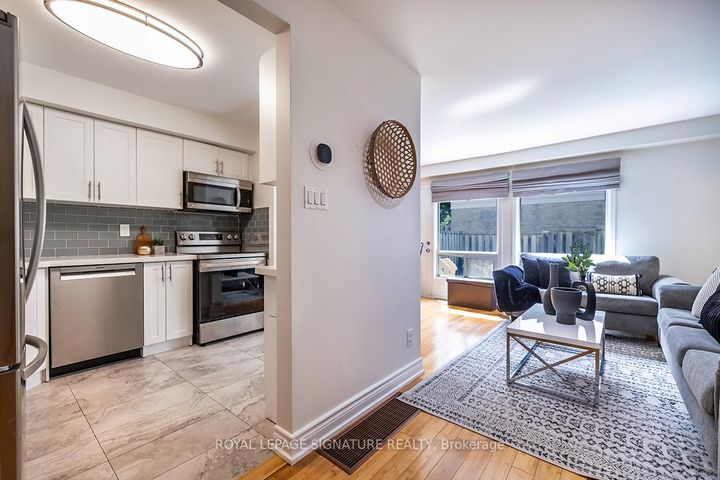 Photo 2 at 106 Thorny Vineway, Bayview Village, Toronto
